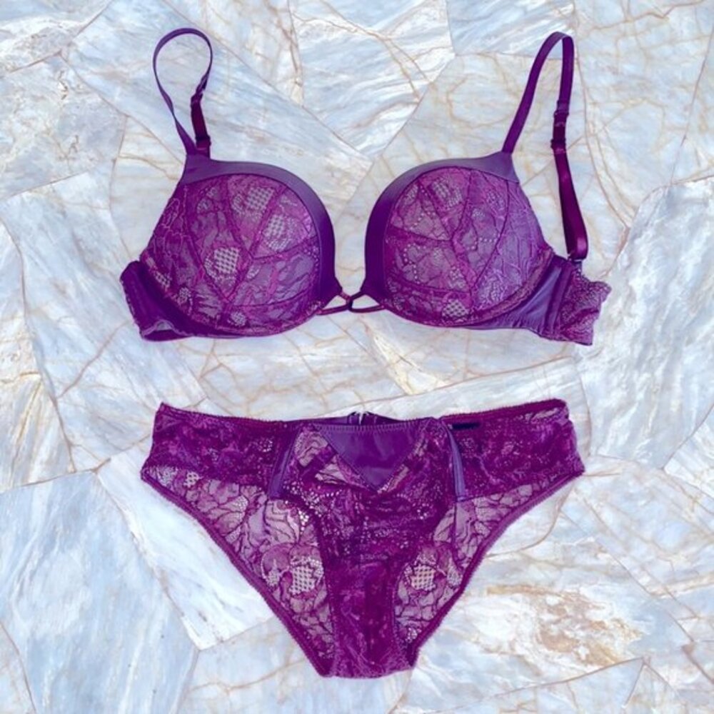 2‎ Pc Bombshell Set: 32C Bra and Small Panty Faux Leather Purple Red Lace RARE